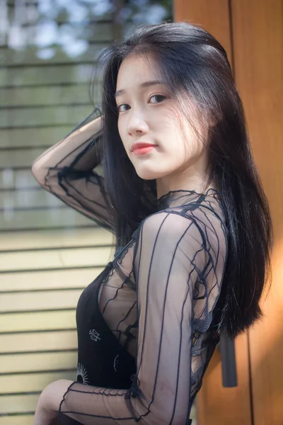 Azjatyckie Tajski Nastolatek Czarny Sukienka Piękny Dziewczyna Uśmiech Relaks — Zdjęcie stockowe