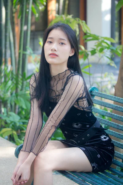 Asiatisch Thai Teen Schwarz Kleid Hübsch Mädchen Smile Und Entspannen — Stockfoto