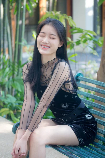 Asia Tailandesa Adolescente Negro Vestido Hermosa Chica Sonrisa Relajarse — Foto de Stock