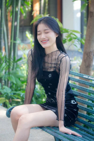 Ásia Tailandês Adolescente Preto Vestido Bonito Menina Sorriso Relaxar — Fotografia de Stock