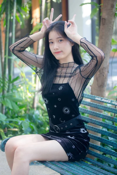 Asiatisch Thai Teen Schwarz Kleid Hübsch Mädchen Smile Und Entspannen — Stockfoto