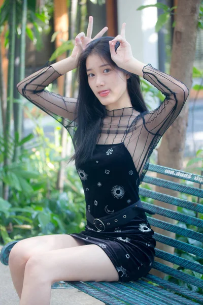 Asiatisch Thai Teen Schwarz Kleid Hübsch Mädchen Smile Und Entspannen — Stockfoto