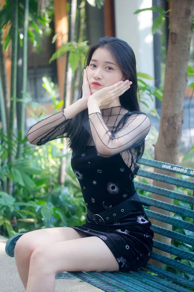 Asiatisch Thai Teen Schwarz Kleid Hübsch Mädchen Smile Und Entspannen — Stockfoto