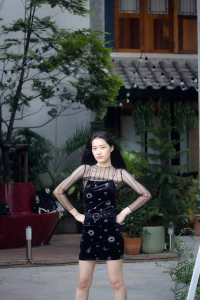 Ásia Tailandês Adolescente Preto Vestido Bonito Menina Sorriso Relaxar — Fotografia de Stock