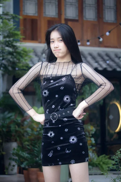 Asiatisch Thai Teen Schwarz Kleid Hübsch Mädchen Smile Und Entspannen — Stockfoto