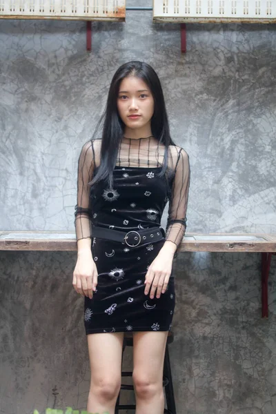 Asiatisch Thai Teen Schwarz Kleid Hübsch Mädchen Smile Und Entspannen — Stockfoto