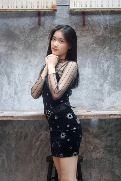 Azjatyckie Tajski Nastolatek Czarny Sukienka Piękny Dziewczyna Uśmiech Relaks — Zdjęcie stockowe