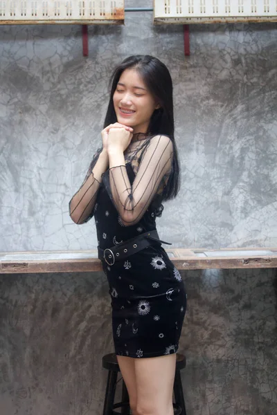 Ásia Tailandês Adolescente Preto Vestido Bonito Menina Sorriso Relaxar — Fotografia de Stock