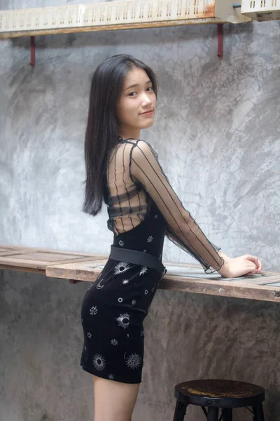Azië Thai Tiener Zwart Jurk Mooi Meisje Glimlach Ontspannen — Stockfoto