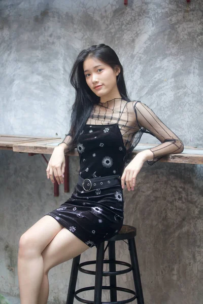 Asia Thai Teen Siyah Elbise Güzel Kız Gülümse Rahatla — Stok fotoğraf