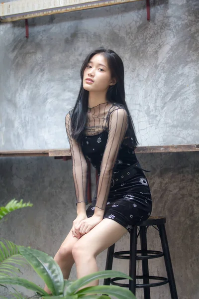 Asiatisch Thai Teen Schwarz Kleid Hübsch Mädchen Smile Und Entspannen — Stockfoto