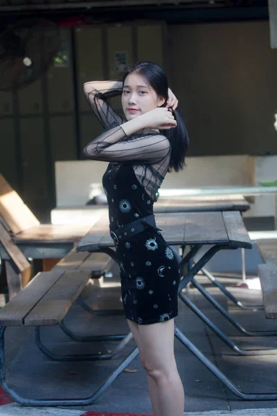 Asiatisch Thai Teen Schwarz Kleid Hübsch Mädchen Smile Und Entspannen — Stockfoto