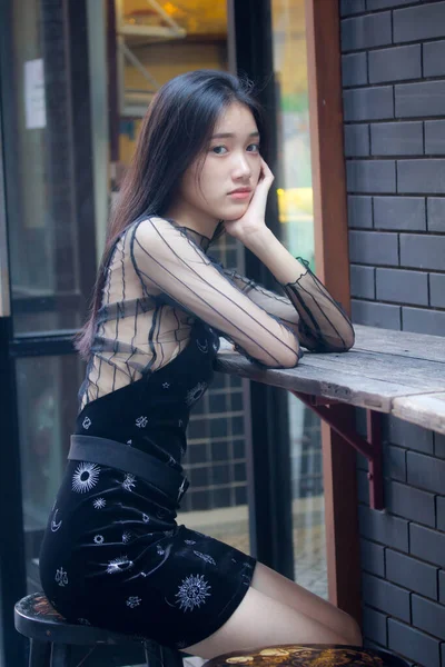 Asia Thajky Teen Černé Šaty Krásná Dívka Úsměv Relaxovat — Stock fotografie