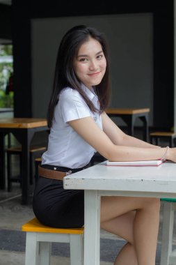 Yetişkin öğrenci üniforması güzel kız gülümse ve rahatla.