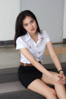 Yetişkin öğrenci üniforması güzel kız gülümse ve rahatla.