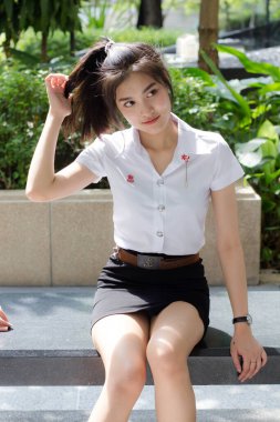 Yetişkin öğrenci üniforması güzel kız gülümse ve rahatla.