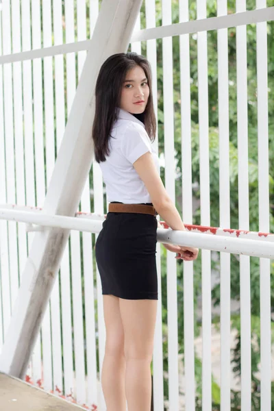 Thai Adulte Étudiant Université Uniforme Belle Fille Sourire Détendre — Photo