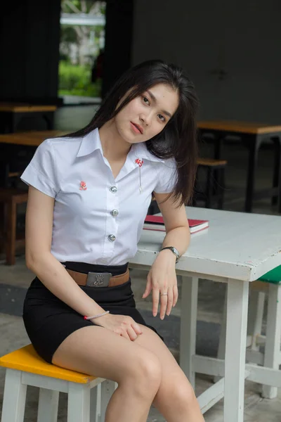 Tailandés Adulto Estudiante Universidad Uniforme Hermosa Chica Sonrisa Relajarse — Foto de Stock