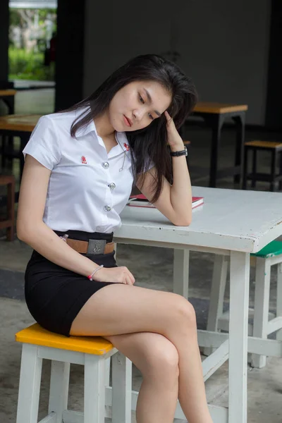 Tailandês Adulto Estudante Universidade Uniforme Bela Menina Sorriso Relaxar — Fotografia de Stock