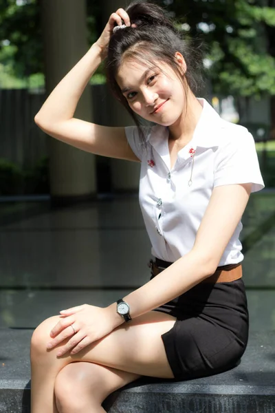 Tailandés Adulto Estudiante Universidad Uniforme Hermosa Chica Sonrisa Relajarse — Foto de Stock