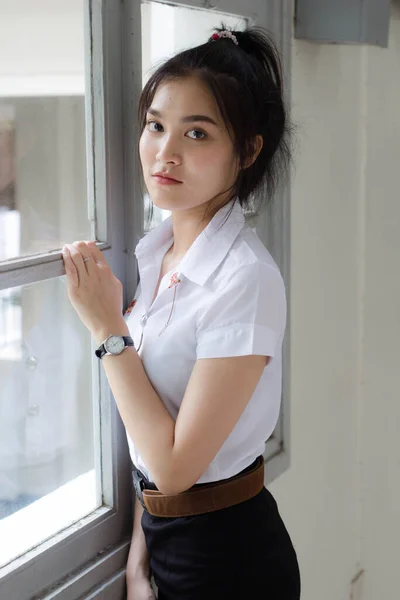 Thai Adult Student Universität Uniform Schöne Mädchen Lächeln Und Entspannen — Stockfoto