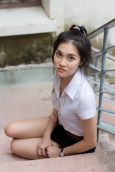 Thai Vuxen Student Universitet Uniform Vacker Flicka Leende Och Koppla — Stockfoto