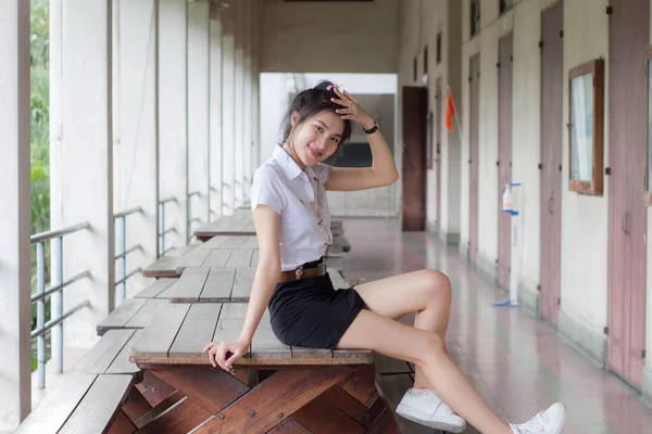 Tailandês Adulto Estudante Universidade Uniforme Bela Menina Sorriso Relaxar — Fotografia de Stock