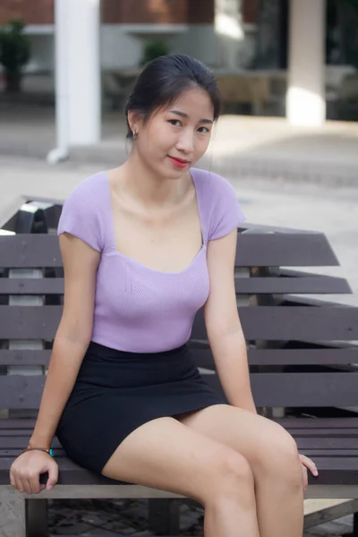 Porträt Eines Erwachsenen Thai Büromädchens Lächeln Und Entspannen — Stockfoto
