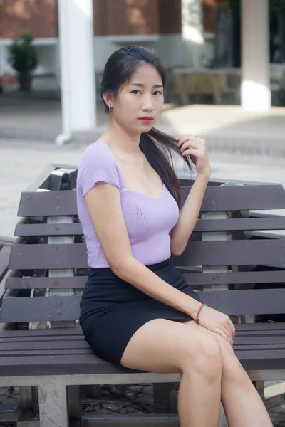 Portrait Thai Adulte Bureau Fille Sourire Détendre — Photo
