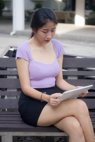 Ritratto Thai Adulto Ufficio Ragazza Utilizzando Suo Tablet — Foto Stock