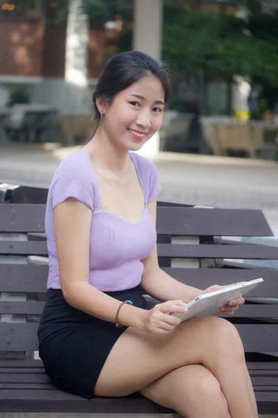 Retrato Tailandês Adulto Menina Escritório Usando Seu Tablet — Fotografia de Stock