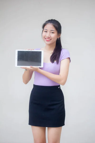 泰国人办公室女职员的肖像展示她的平板电脑 — 图库照片