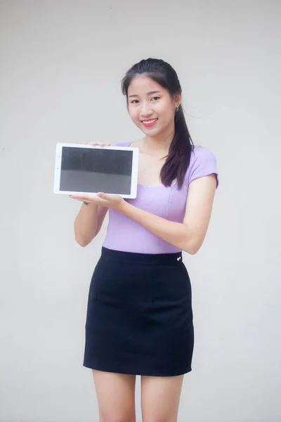 泰国人办公室女职员的肖像展示她的平板电脑 — 图库照片
