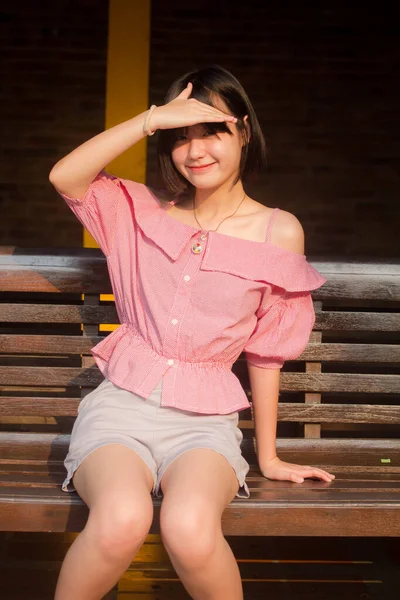 Азиатско Тайский Подросток Розовая Футболка Красивая Девушка Улыбка Расслабиться — стоковое фото