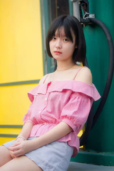 Ásia Tailandês Adolescente Rosa Shirt Linda Menina Sorriso Relaxar — Fotografia de Stock