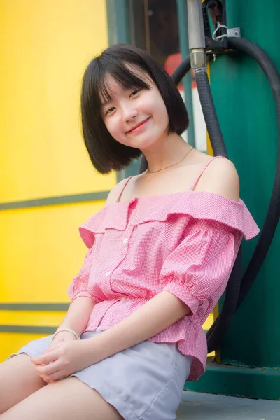 Азиатско Тайский Подросток Розовая Футболка Красивая Девушка Улыбка Расслабиться — стоковое фото