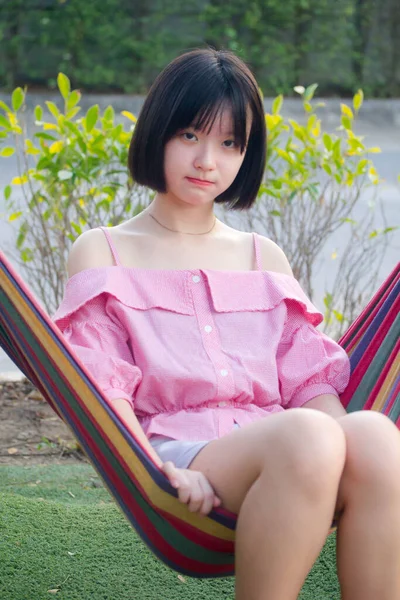 Asiático Tailandés Adolescente Rosa Camiseta Hermosa Chica Sonrisa Relajarse —  Fotos de Stock