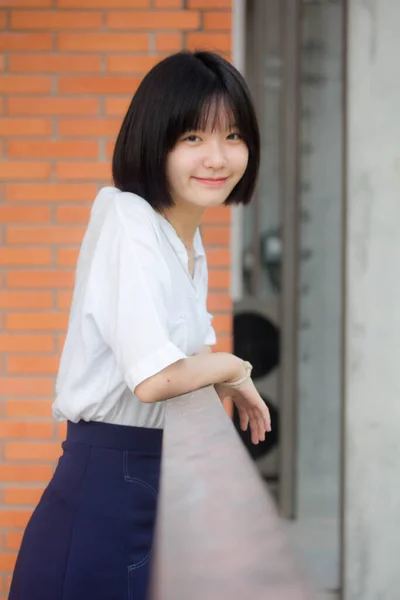 Ásia Tailandês Adolescente Cabelo Curto Branco Shirt Linda Menina Sorriso — Fotografia de Stock