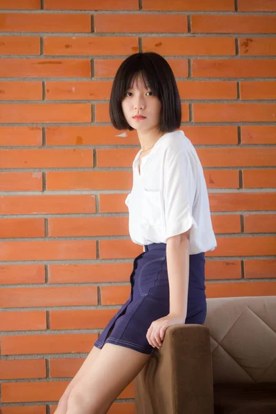 Asia Tailandesa Adolescente Pelo Corto Blanco Camiseta Hermosa Chica Sonrisa —  Fotos de Stock