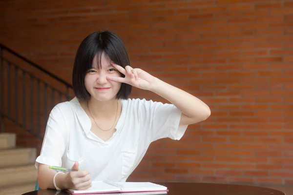 Asia Tailandés Adolescente Blanco Camiseta Hermosa Chica Escribir Libro — Foto de Stock