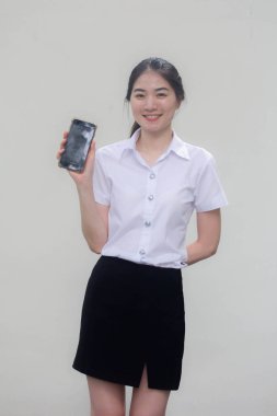 Taylandlı yetişkin üniversite üniforması güzel kız telefonunu göster ve gülümse.