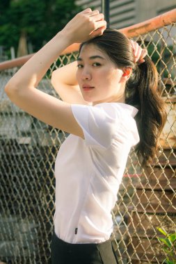 Yetişkin öğrenci üniforması güzel kız gülümse ve rahatla.