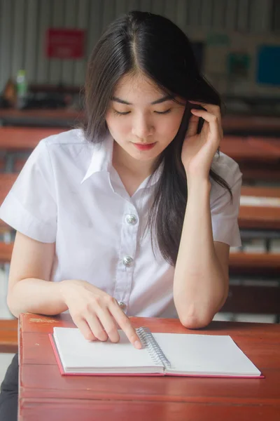 Πορτρέτο Του Thai Ενηλίκων Γραφείο Κορίτσι Διαβάσει Ένα Βιβλίο — Φωτογραφία Αρχείου