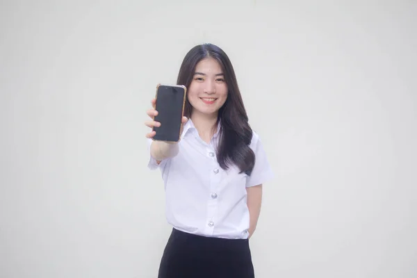 Taylandlı Yetişkin Üniversite Üniforması Güzel Kız Telefonunu Göster Gülümse — Stok fotoğraf