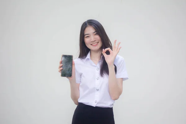Tajski Dorosły Student Uniwersytet Mundur Piękny Dziewczyna Pokazać Jej Telefon — Zdjęcie stockowe
