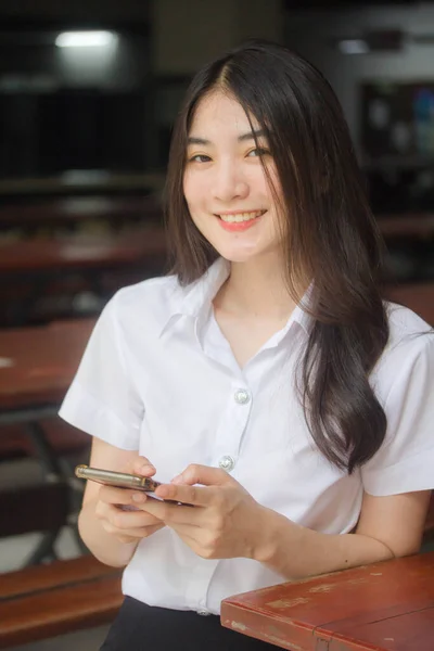 Portret Tajskiej Osoby Dorosłej Biuro Dziewczyna Pomocą Telefonu Uśmiech — Zdjęcie stockowe