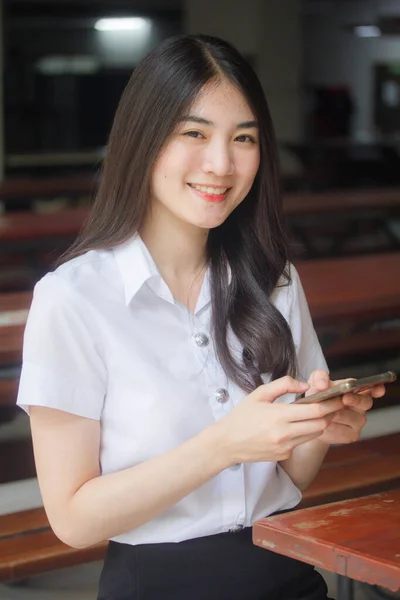 Portret Tajskiej Osoby Dorosłej Biuro Dziewczyna Pomocą Telefonu Uśmiech — Zdjęcie stockowe