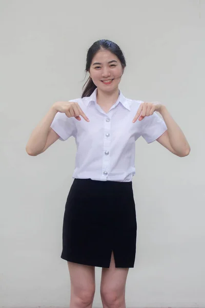 Tajski Dorosły Student Uniwersytet Mundur Piękny Dziewczyna Wskazując — Zdjęcie stockowe