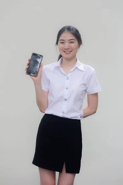 Tailandés Adulto Estudiante Universidad Uniforme Hermosa Chica Mostrar Teléfono Sonrisa — Foto de Stock