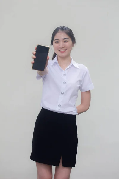 泰伊成人大学生制服漂亮女孩展示她的手机和微笑 — 图库照片